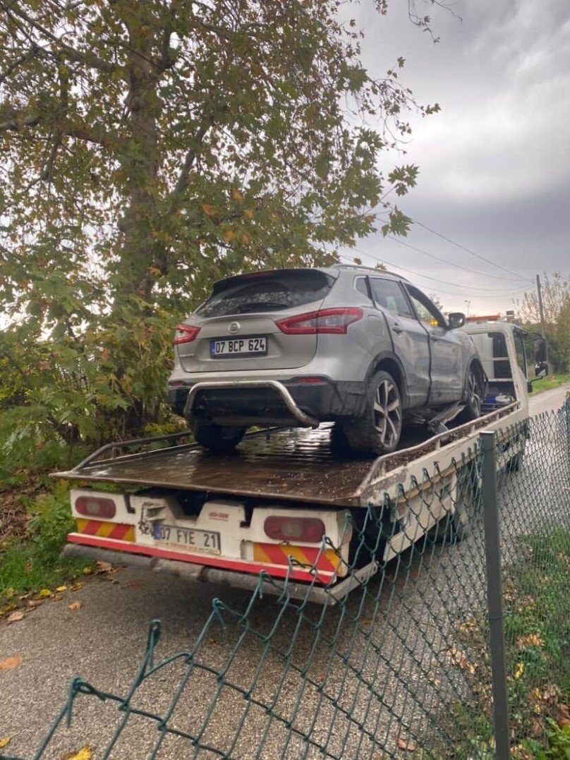 Çekiciye Yüklenirken Geri Viteste Unutulan Araç Rampadan Uçtu: 2 Yaralı