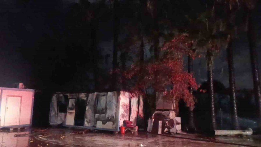 Yıldırım Yangına Sebep Oldu Konteyner Küle Döndü