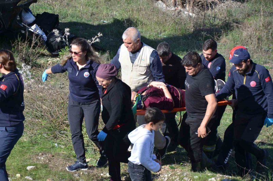 Otomobil Şarampole Yuvarlandı: 3 Yaralı