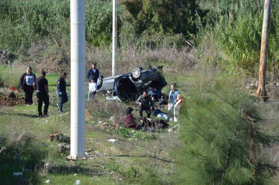 Otomobil Şarampole Yuvarlandı: 3 Yaralı