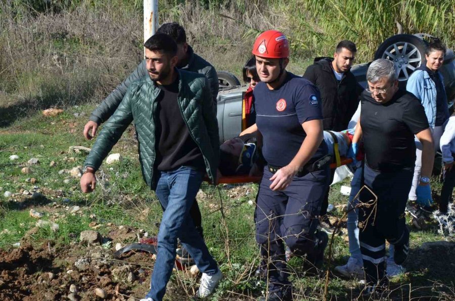 Otomobil Şarampole Yuvarlandı: 3 Yaralı