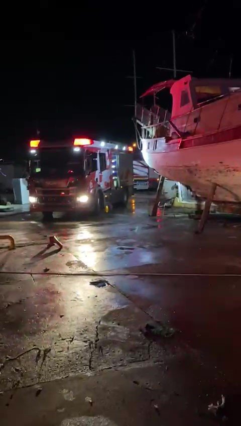 Antalya’da Düşen Yıldırım 3 Tekneyi Küle Çevirdi