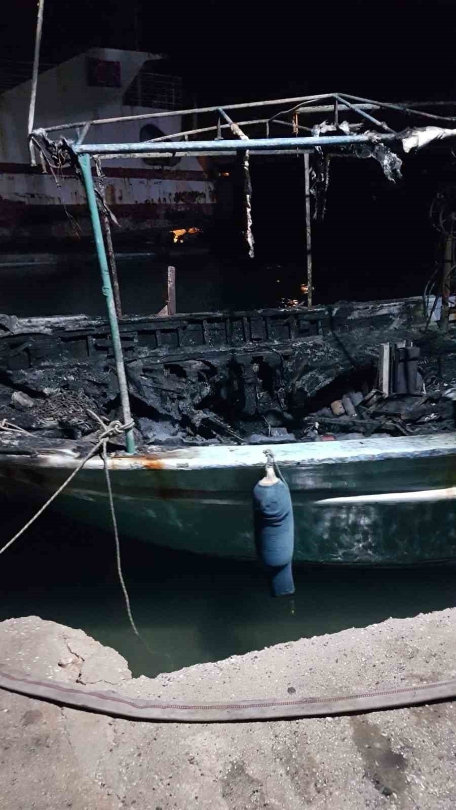 Antalya’da Düşen Yıldırım 3 Tekneyi Küle Çevirdi