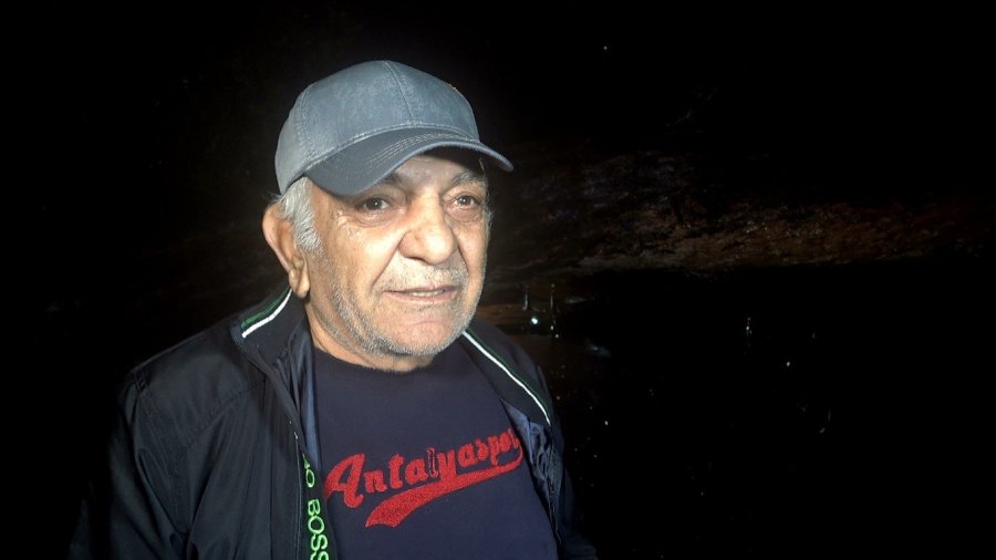 Antalya’da Yağmur Ve Şiddetli Rüzgar 10 Metrelik Ağaç Devrildi: İki Araç Ve Bina Zarar Gördü