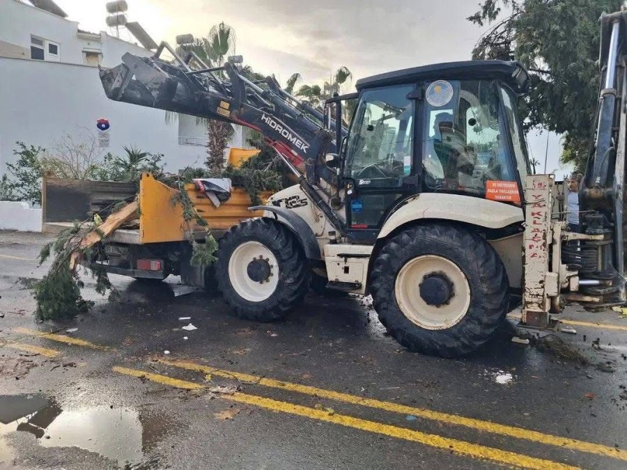 Akdeniz’de Hortum Kıyı Şeridini Vurdu: İş Yerleri Ve Evler Zarar Gördü