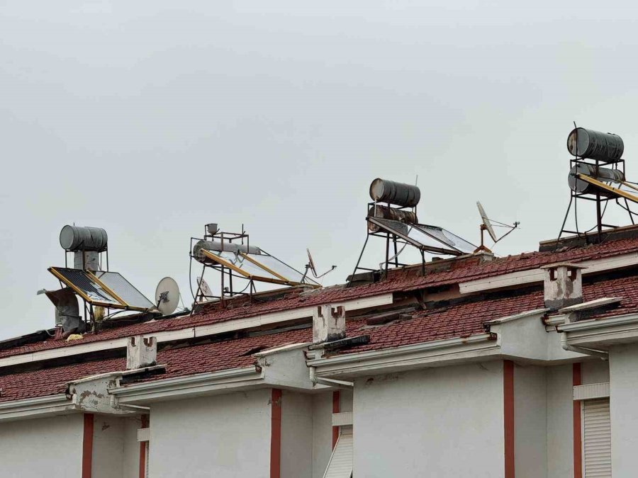 Akdeniz’de Hortum Kıyı Şeridini Vurdu: İş Yerleri Ve Evler Zarar Gördü