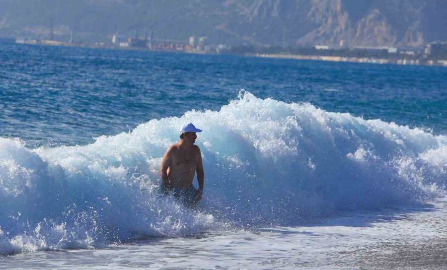 Antalya’da Dün Yağmur Ve Fırtına, Bugün Deniz Keyfi