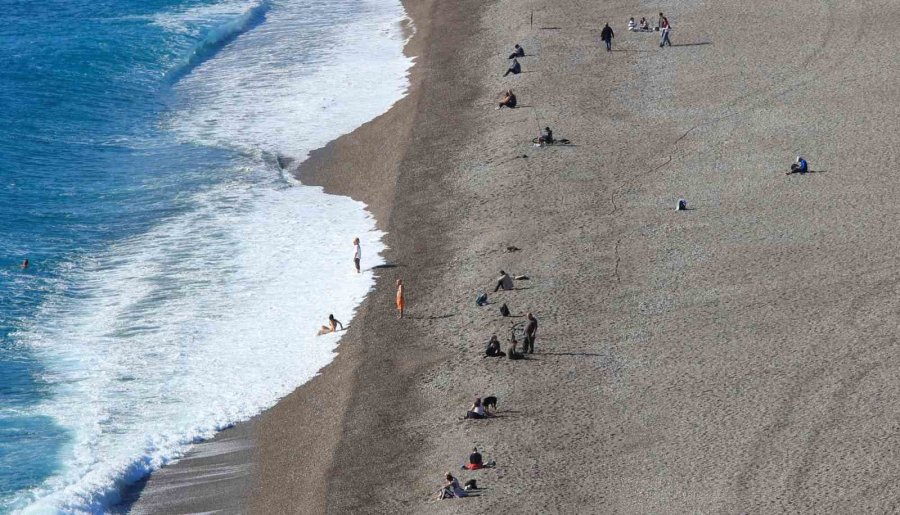 Antalya’da Dün Yağmur Ve Fırtına, Bugün Deniz Keyfi