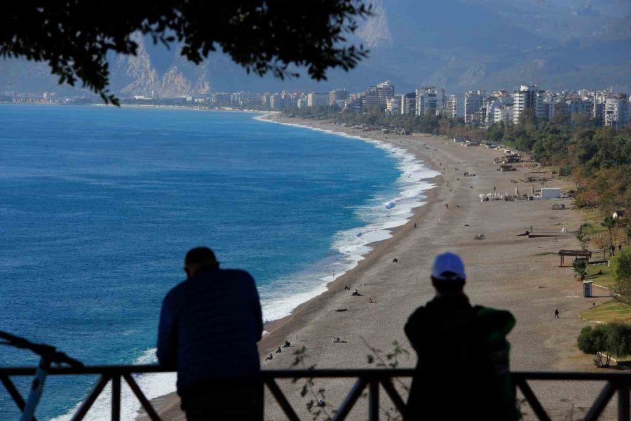 Antalya’da Dün Yağmur Ve Fırtına, Bugün Deniz Keyfi