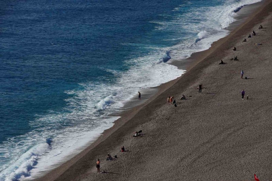 Antalya’da Dün Yağmur Ve Fırtına, Bugün Deniz Keyfi