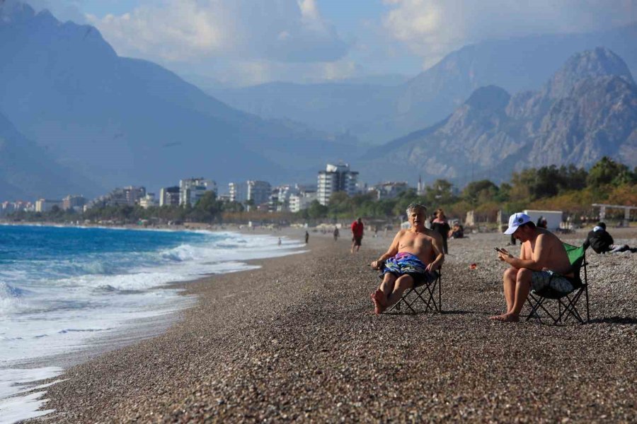 Antalya’da Dün Yağmur Ve Fırtına, Bugün Deniz Keyfi