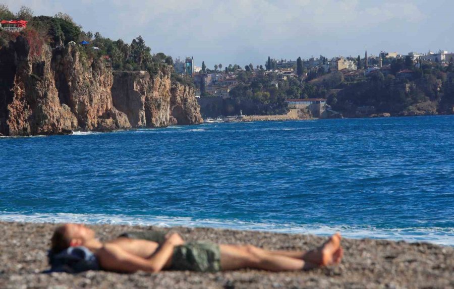 Antalya’da Dün Yağmur Ve Fırtına, Bugün Deniz Keyfi