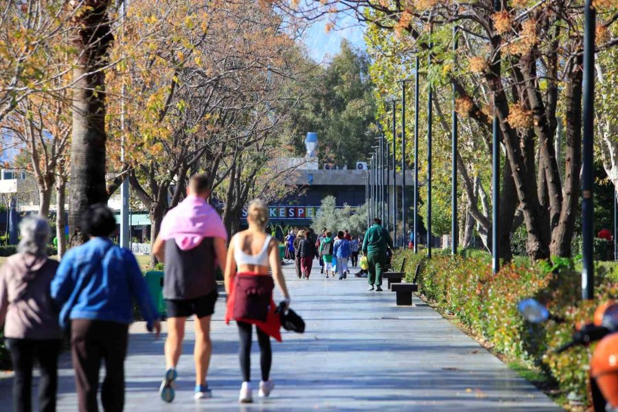 Antalya’da Dün Yağmur Ve Fırtına, Bugün Deniz Keyfi