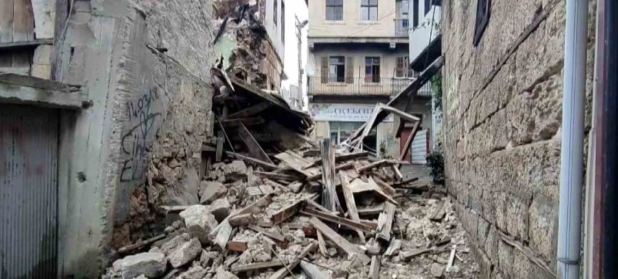 Daha Önce Yangında Zarar Gören Eski Bina Yağışlı Havada Çöktü