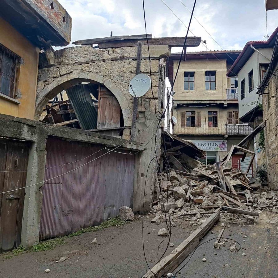 Daha Önce Yangında Zarar Gören Eski Bina Yağışlı Havada Çöktü
