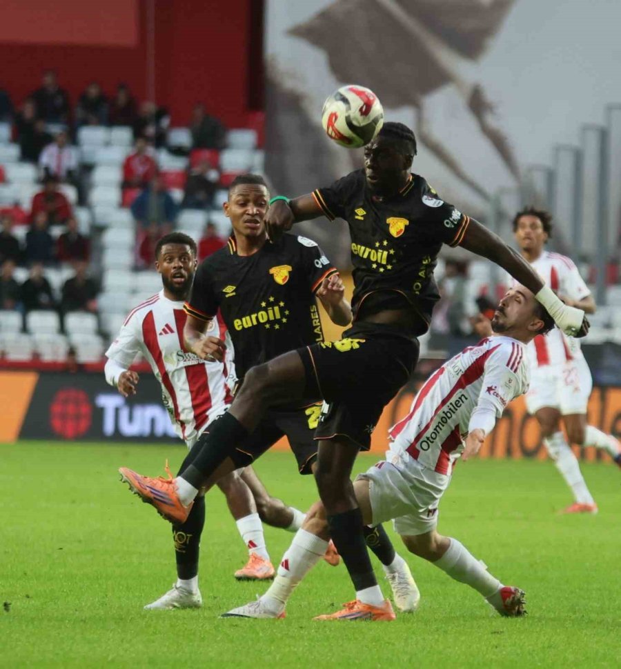 Trendyol Süper Lig: Antalyaspor: 1 - Göztepe: 0 (ilk Yarı)