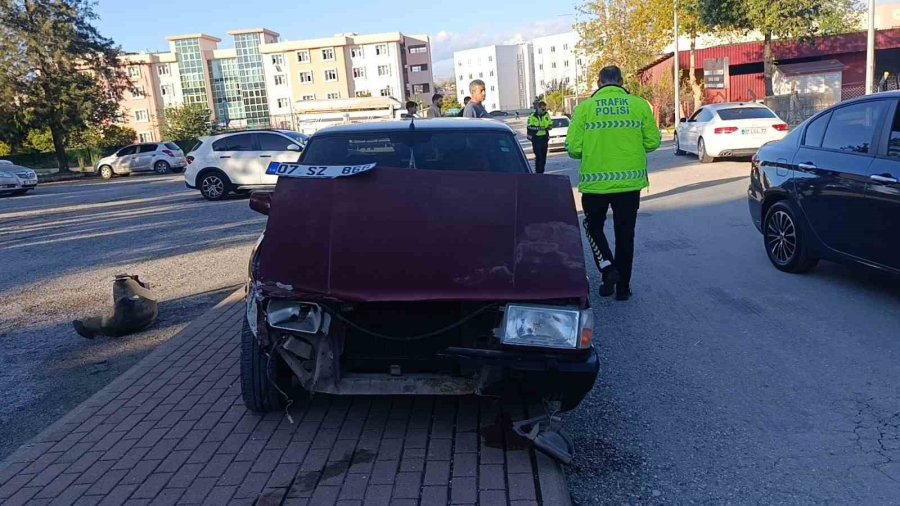 Ehliyetsiz Sürücünün Kullandığı Otomobil Halk Otobüsü Ve Motosiklete Çarptı: 1 Yaralı