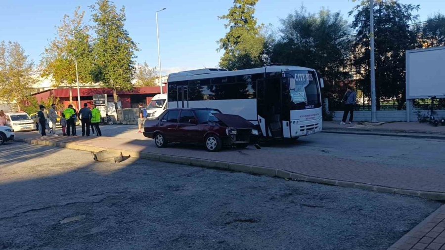 Ehliyetsiz Sürücünün Kullandığı Otomobil Halk Otobüsü Ve Motosiklete Çarptı: 1 Yaralı