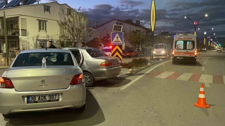 Karaman’da İki Otomobil Çarpıştı: 6 Yaralı