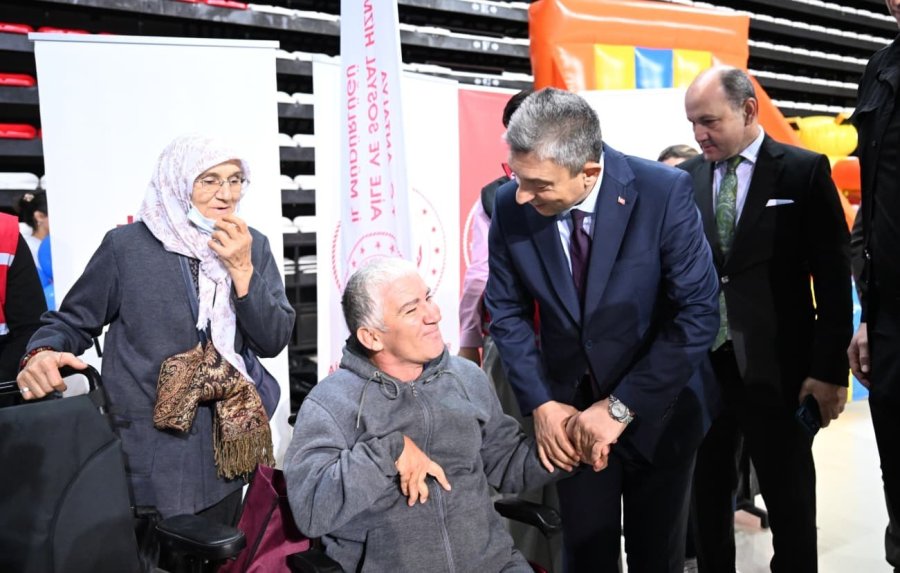 Antalya’da Engeller Sevgiyle Aşılıyor