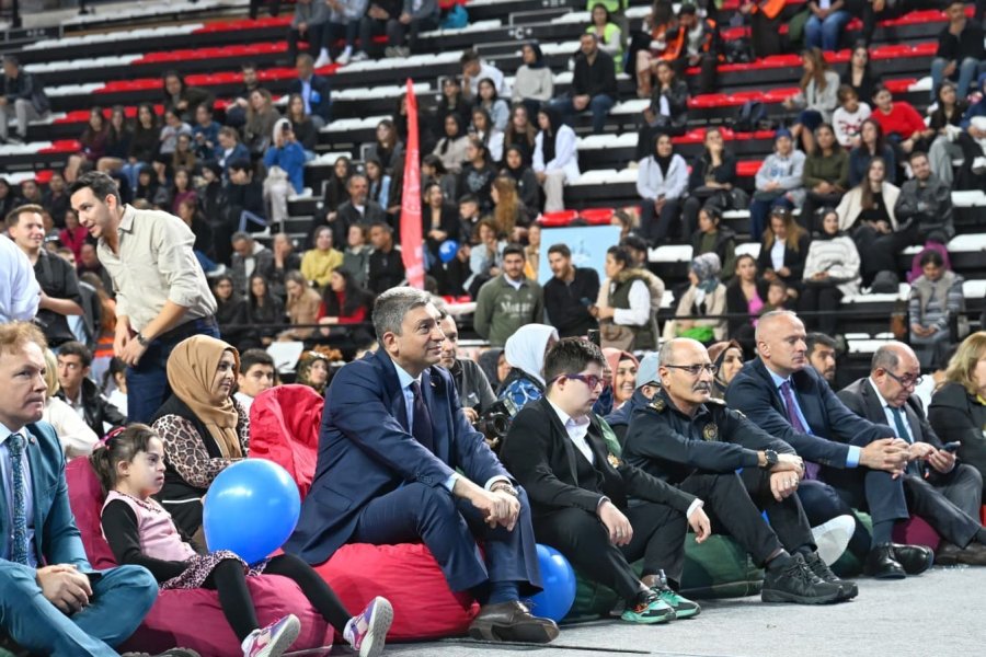 Antalya’da Engeller Sevgiyle Aşılıyor