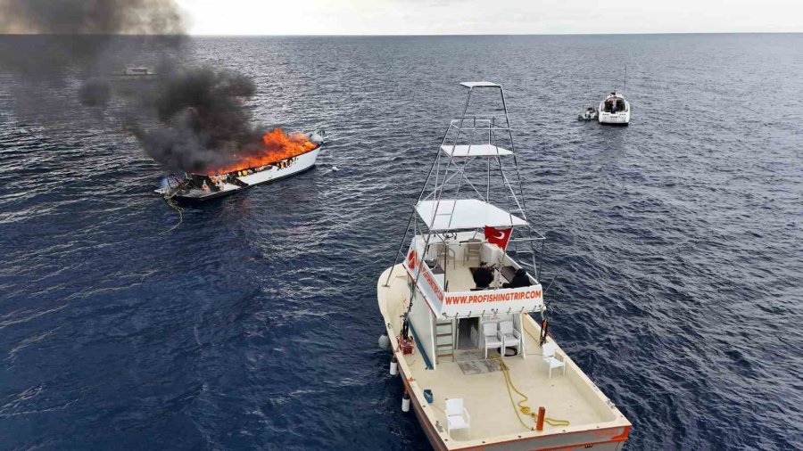 Kalkan Açıklarında Lüks Teknenin Alev Alev Yandığı Anlar Dronla Görüntülendi