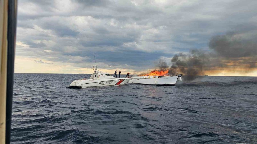 Kalkan Açıklarında Lüks Teknenin Alev Alev Yandığı Anlar Dronla Görüntülendi