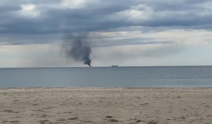 Kalkan Açıklarında Alev Alan Lüks Teknedeki Kaptan Sahil Güvenlik Ekiplerince Kurtarıldı