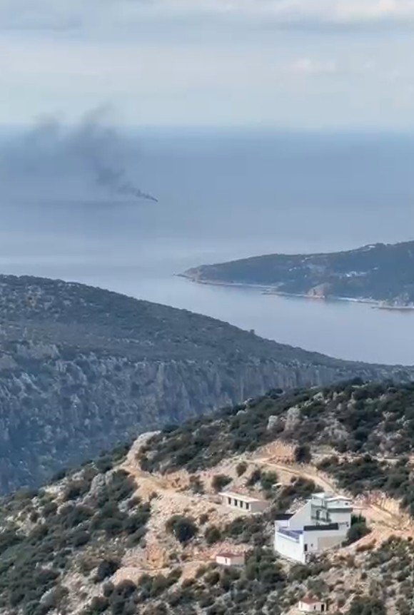 Kalkan Açıklarında Alev Alan Lüks Teknedeki Kaptan Sahil Güvenlik Ekiplerince Kurtarıldı