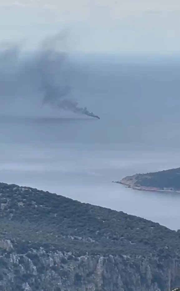 Kalkan Açıklarında Alev Alan Lüks Teknedeki Kaptan Sahil Güvenlik Ekiplerince Kurtarıldı