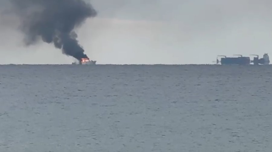 Kalkan Açıklarında Alev Alan Lüks Teknedeki Kaptan Sahil Güvenlik Ekiplerince Kurtarıldı