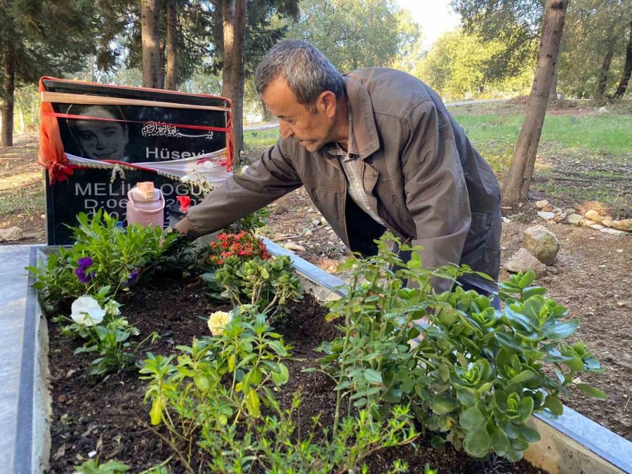 Motosikletle Okula Götürdüğü Kızını Kazada Kaybetti, Mezarına Diktiği Çiçeklere Hırsızlar Musallat Oldu