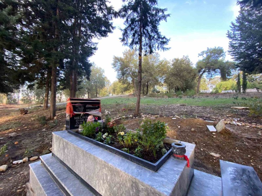 Motosikletle Okula Götürdüğü Kızını Kazada Kaybetti, Mezarına Diktiği Çiçeklere Hırsızlar Musallat Oldu