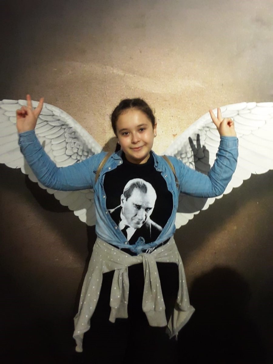 Motosikletle Okula Götürdüğü Kızını Kazada Kaybetti, Mezarına Diktiği Çiçeklere Hırsızlar Musallat Oldu