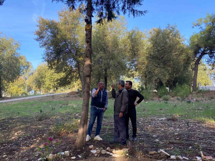 Motosikletle Okula Götürdüğü Kızını Kazada Kaybetti, Mezarına Diktiği Çiçeklere Hırsızlar Musallat Oldu