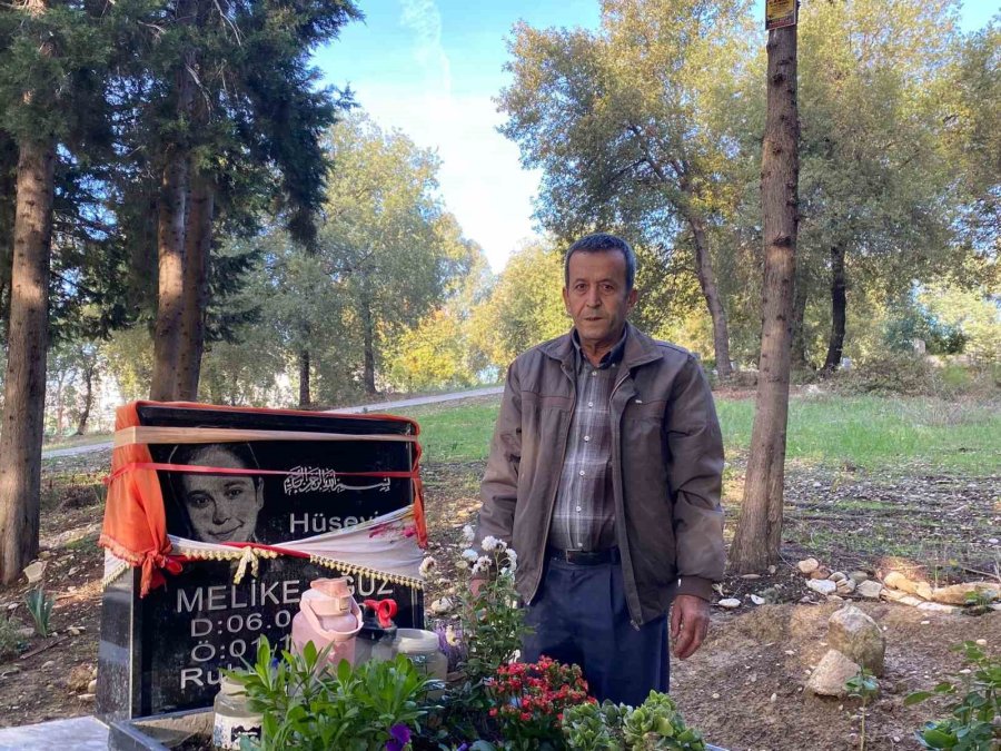 Motosikletle Okula Götürdüğü Kızını Kazada Kaybetti, Mezarına Diktiği Çiçeklere Hırsızlar Musallat Oldu