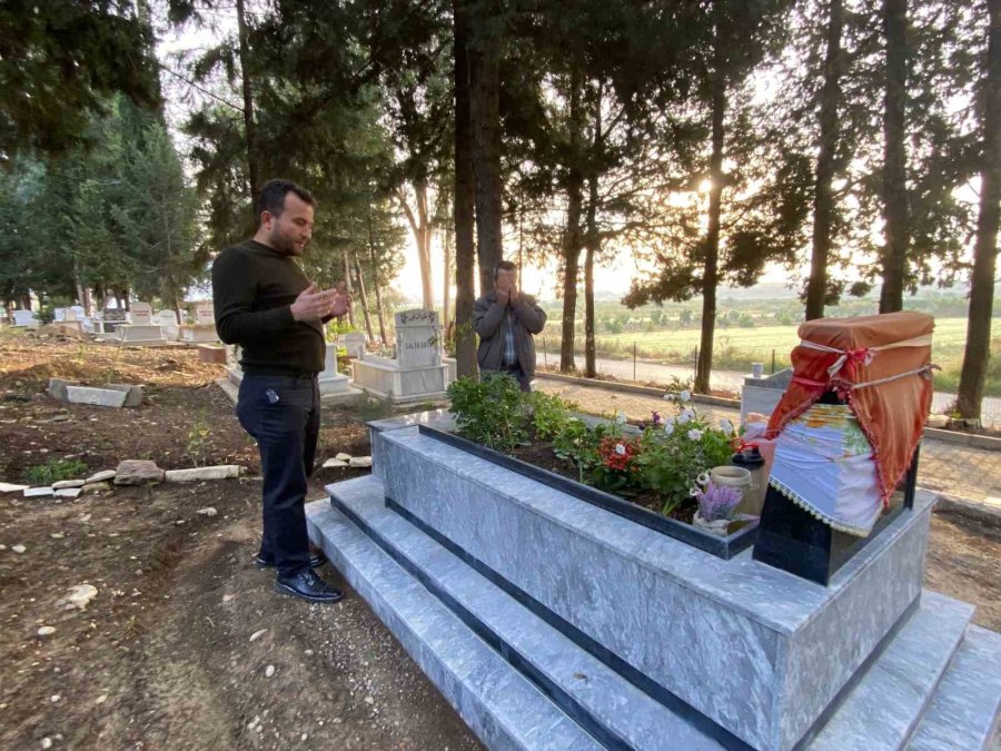 Motosikletle Okula Götürdüğü Kızını Kazada Kaybetti, Mezarına Diktiği Çiçeklere Hırsızlar Musallat Oldu