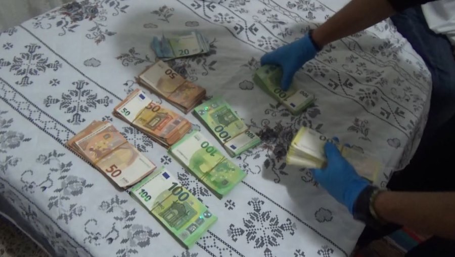 Dolandırıcıların Sakladığı 85 Bin Euro Derin Dondurucudan Çıktı