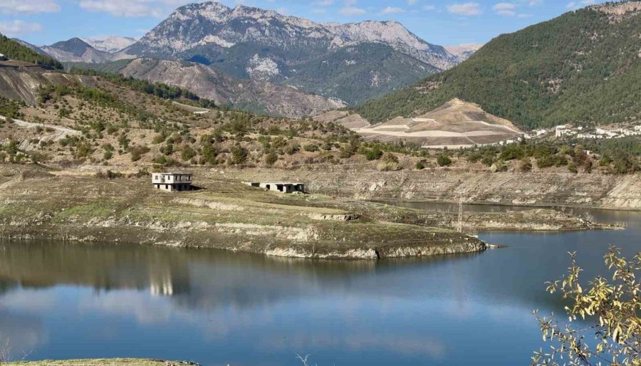 Kuraklık Kıbrıs’a İçme Suyu Sağlayan Barajı Da Vurdu: Su Altındaki Köy Ortaya Çıktı