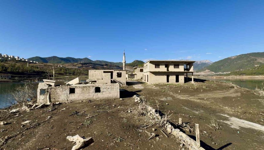 Kuraklık Kıbrıs’a İçme Suyu Sağlayan Barajı Da Vurdu: Su Altındaki Köy Ortaya Çıktı