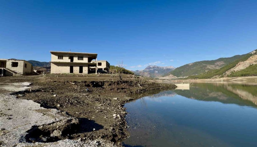 Kuraklık Kıbrıs’a İçme Suyu Sağlayan Barajı Da Vurdu: Su Altındaki Köy Ortaya Çıktı