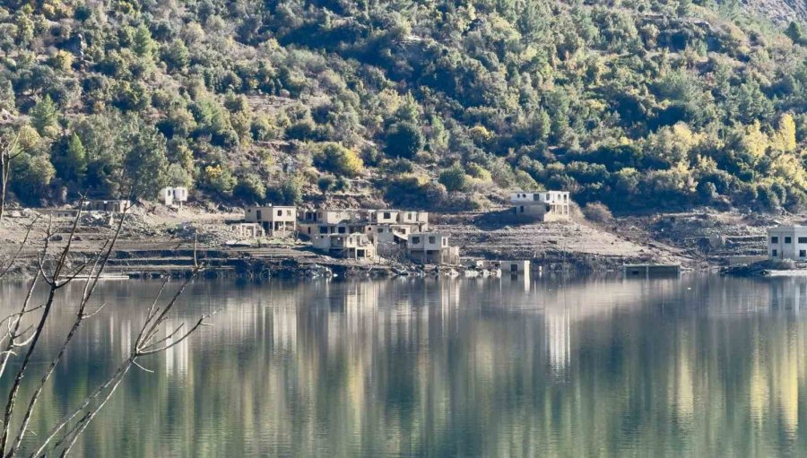 Kuraklık Kıbrıs’a İçme Suyu Sağlayan Barajı Da Vurdu: Su Altındaki Köy Ortaya Çıktı