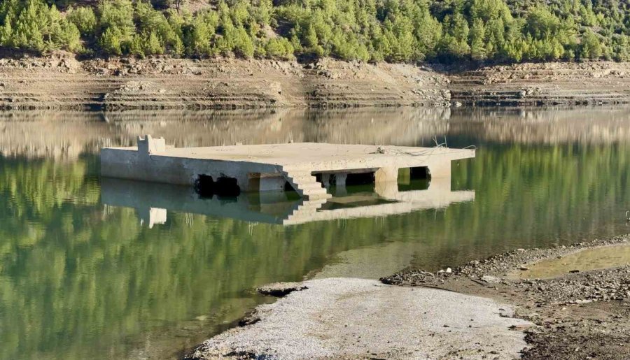 Kuraklık Kıbrıs’a İçme Suyu Sağlayan Barajı Da Vurdu: Su Altındaki Köy Ortaya Çıktı
