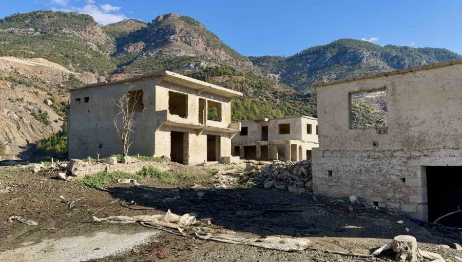 Kuraklık Kıbrıs’a İçme Suyu Sağlayan Barajı Da Vurdu: Su Altındaki Köy Ortaya Çıktı