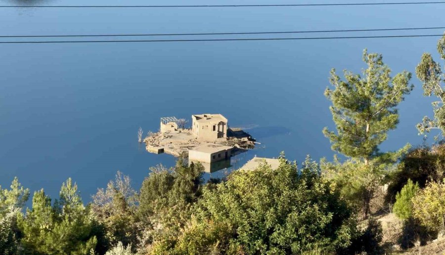 Kuraklık Kıbrıs’a İçme Suyu Sağlayan Barajı Da Vurdu: Su Altındaki Köy Ortaya Çıktı