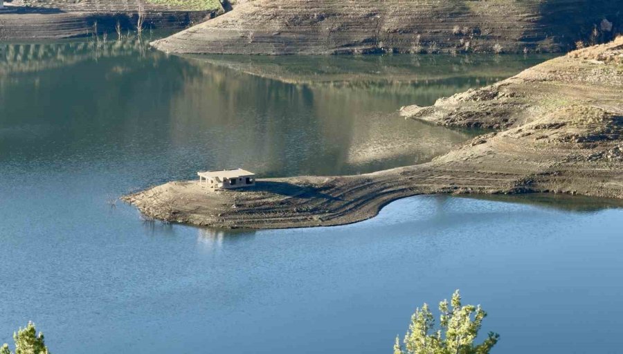 Kuraklık Kıbrıs’a İçme Suyu Sağlayan Barajı Da Vurdu: Su Altındaki Köy Ortaya Çıktı