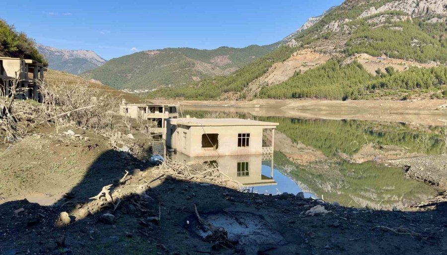 Kuraklık Kıbrıs’a İçme Suyu Sağlayan Barajı Da Vurdu: Su Altındaki Köy Ortaya Çıktı