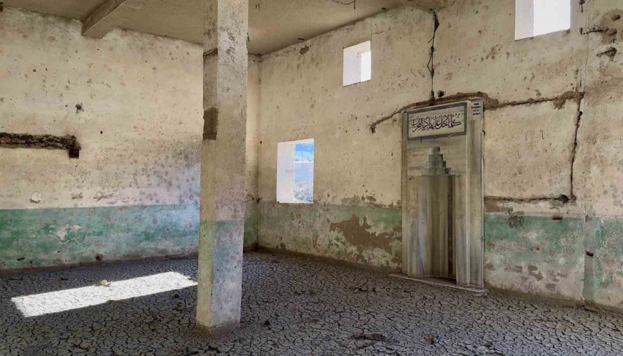 Kuraklık Kıbrıs’a İçme Suyu Sağlayan Barajı Da Vurdu: Su Altındaki Köy Ortaya Çıktı