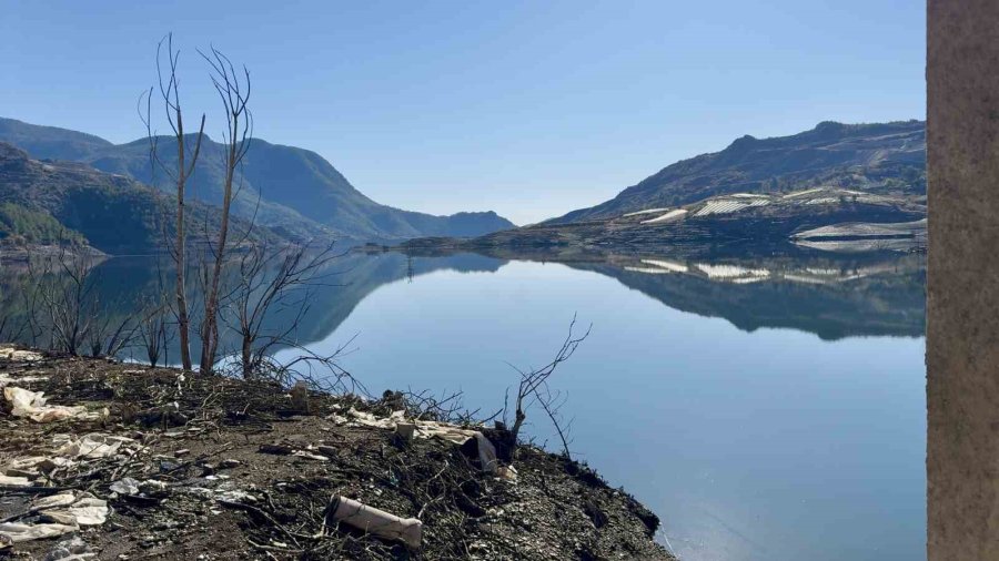 Kuraklık Kıbrıs’a İçme Suyu Sağlayan Barajı Da Vurdu: Su Altındaki Köy Ortaya Çıktı