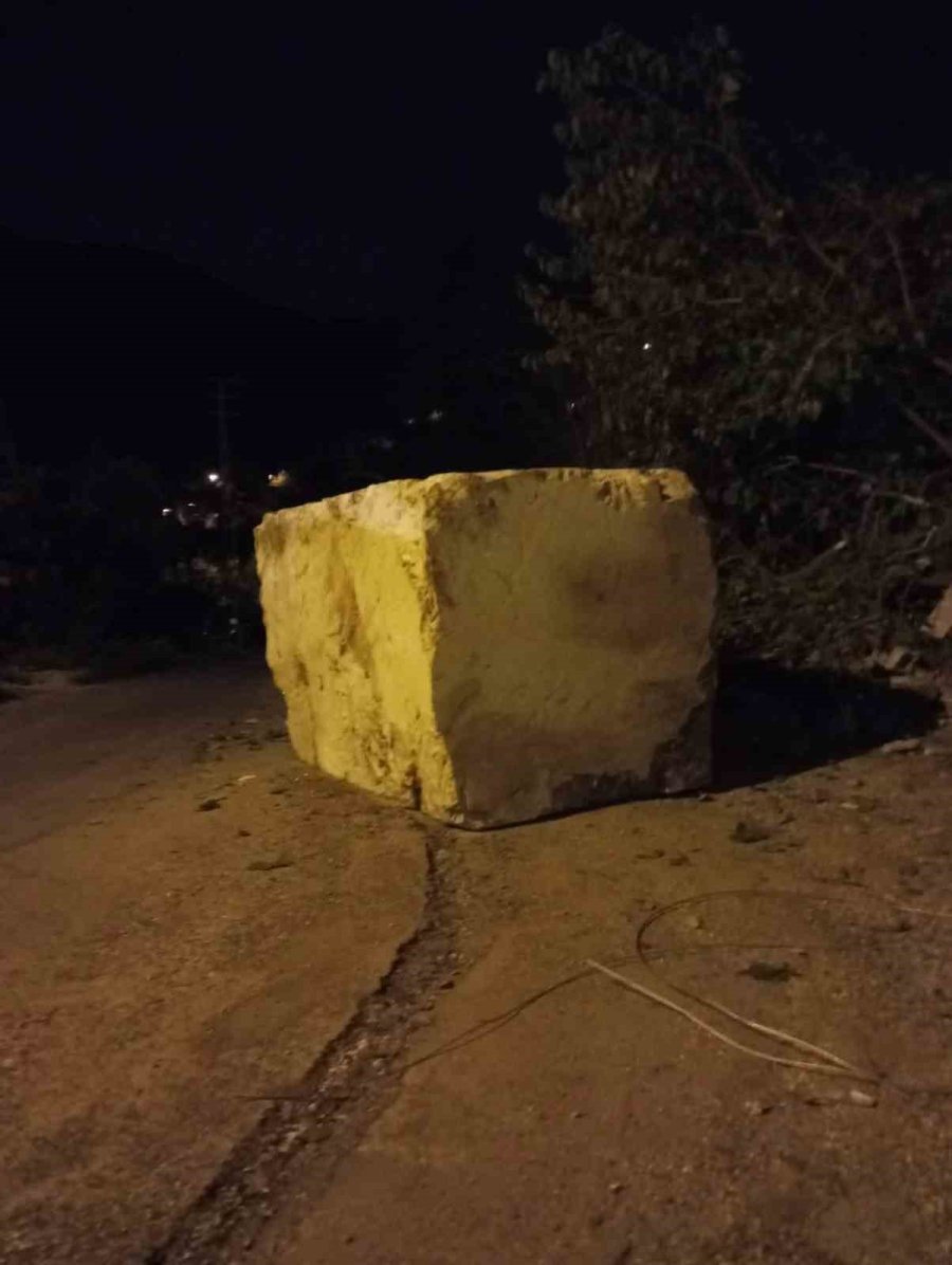 Freni Boşalan Tır, Direk Ve Otomobile Ardından Fırına Çarptı: 5 Keçi Telef Oldu